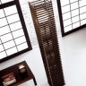 Торшер из темного бамбука в японском стилепод лампу 1xЕ27 QT-32 150W. Цвет арматуры - хром, стекло - белое матовое. Размеры: 133х26х26см.