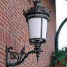Светильник настенный уличный цвет арматуры патина цвет стекла опал под лампу 1xE27 100W. H - 1200, D - 500, расстояние от стены - 780.
