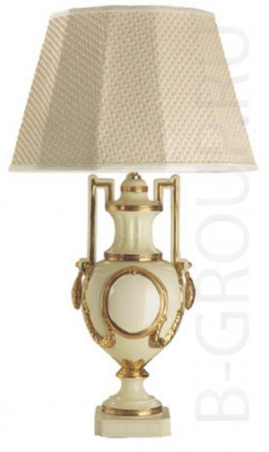 Настольная керамическая лампа в классическом исполнении с золотыми вставками, оформлена элегантным абажуром. cm &Oslash; 58 - H. 95, 2x100W E27, m&sup3; 0,43, Kg 6,5.