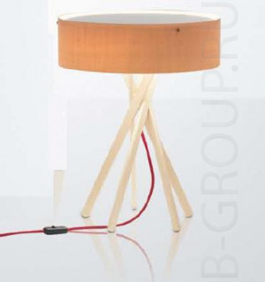 Настольная лампа из дерева ARBA-40 под лампу 1х2Gx13 22W. Высота - 528мм,диаметр плафона - 400мм. Материал - клен,цвет кабеля - красный.