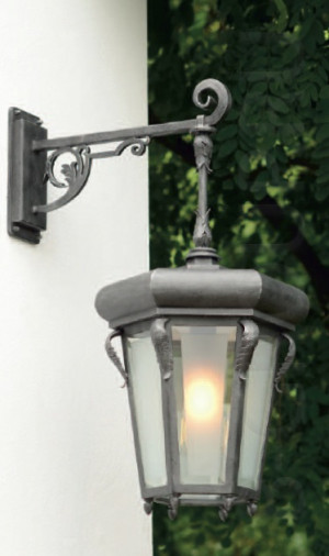 Настенный уличный светильник ручной работы (ковка) под оампу 1хЕ27 75W. Высота - 825мм, ширина - 406мм, расстояние от стены - 575мм. Вес - 15кг.