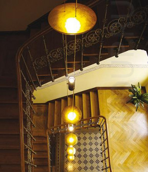 Люстра для лестницы бывает различной высоты ,с разными светильниками и подвесами ( подробнее уточняйте по телефону )