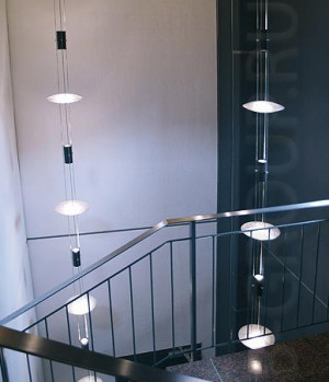 Люстра для лестницы бывает различной высоты ,с разными светильниками и подвесами ( подробнее уточняйте по телефону )